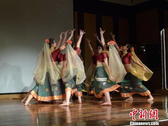 中马学生同台演绎民族舞展开艺术交流(图)